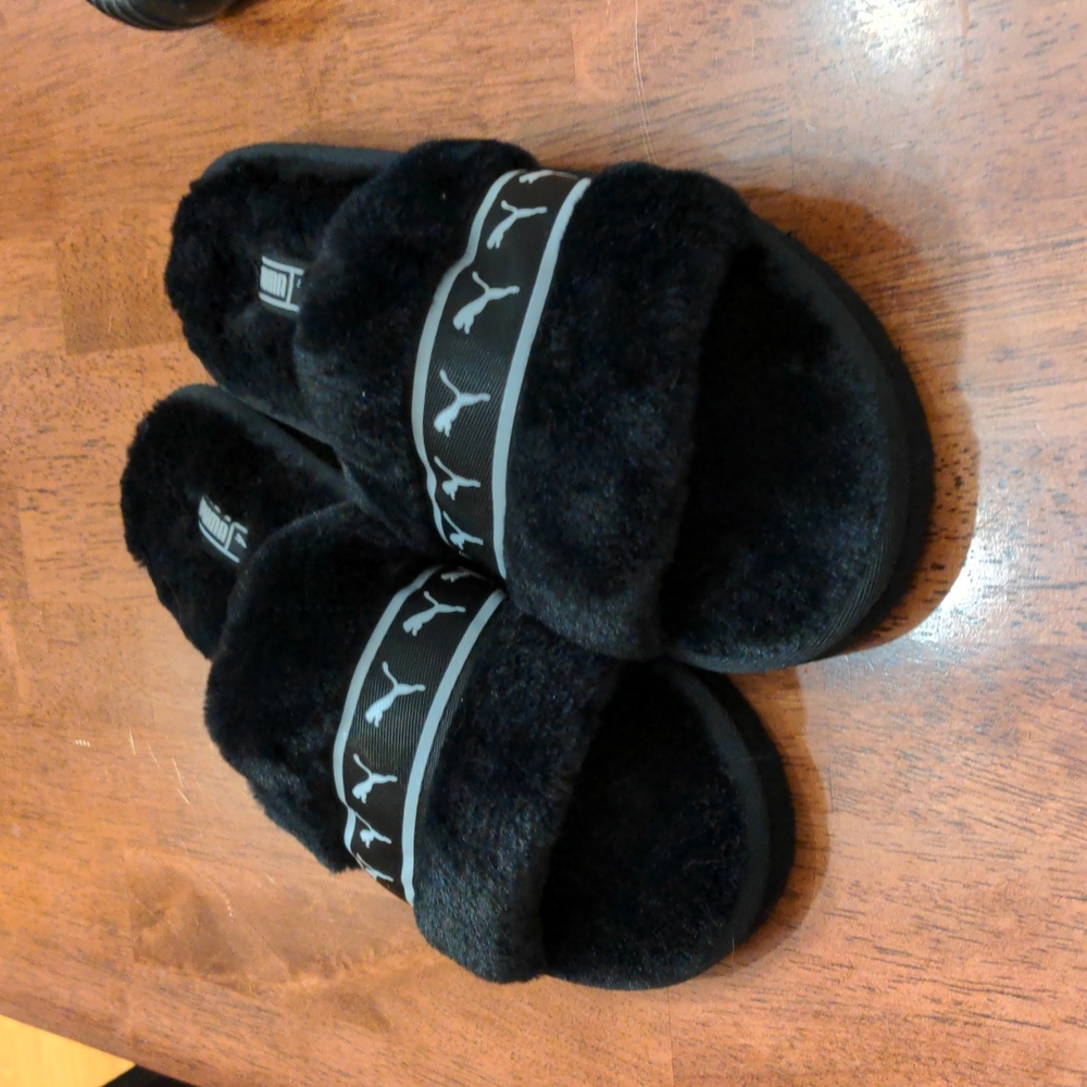 2/$12💖 Puma Fuzzy Slides